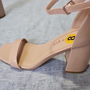 New With Tags Size 8 Madden Girl Beige Tan Block Heel Sandals
